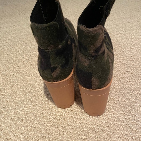 Attagirl camouflage beige fuzzy booties - Picture 3 of 6